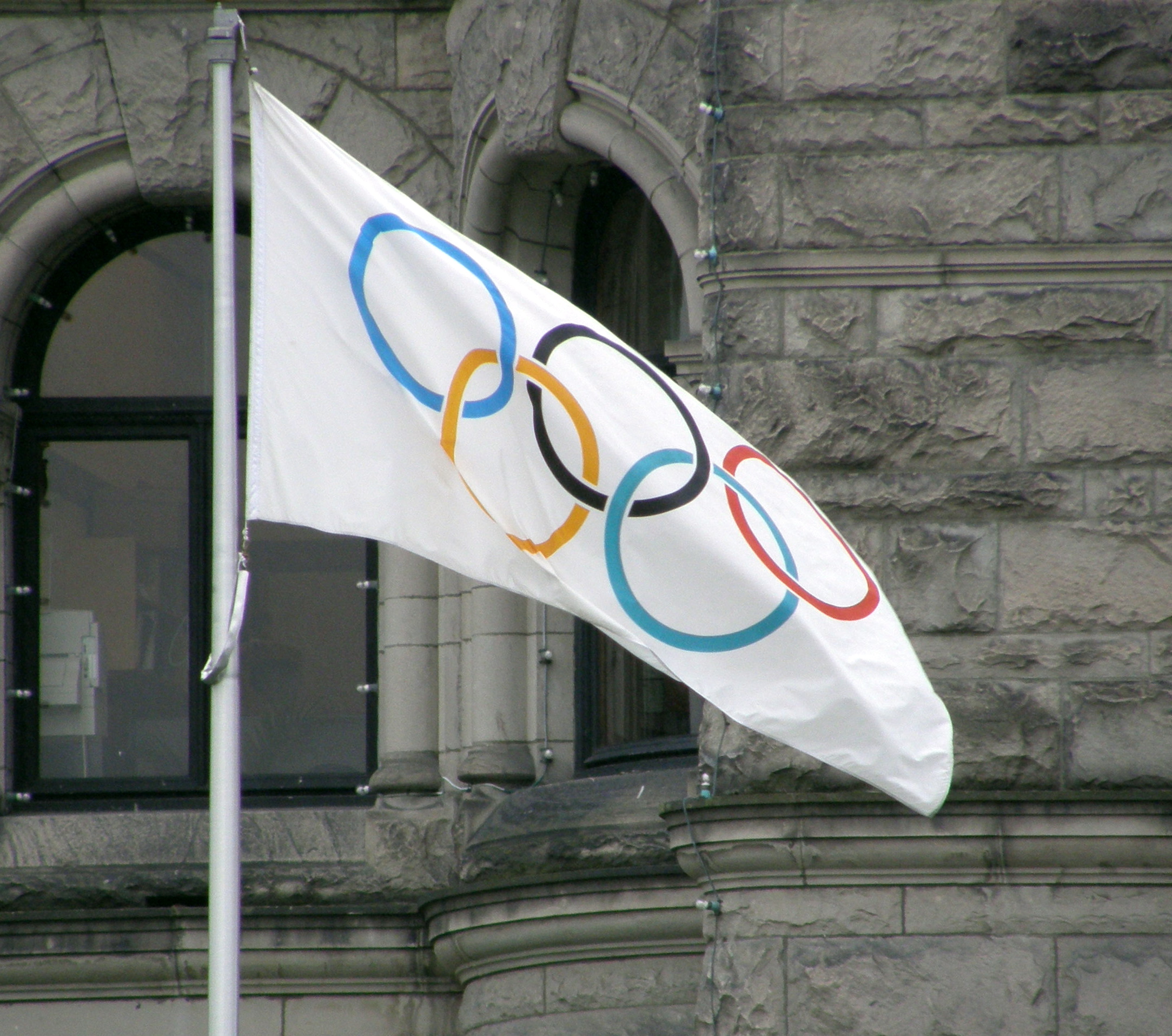 The Olympic Flag. By Makaristos - Own work, Public Domain, https://commons.wikimedia.org/w/index.php?curid=4787743