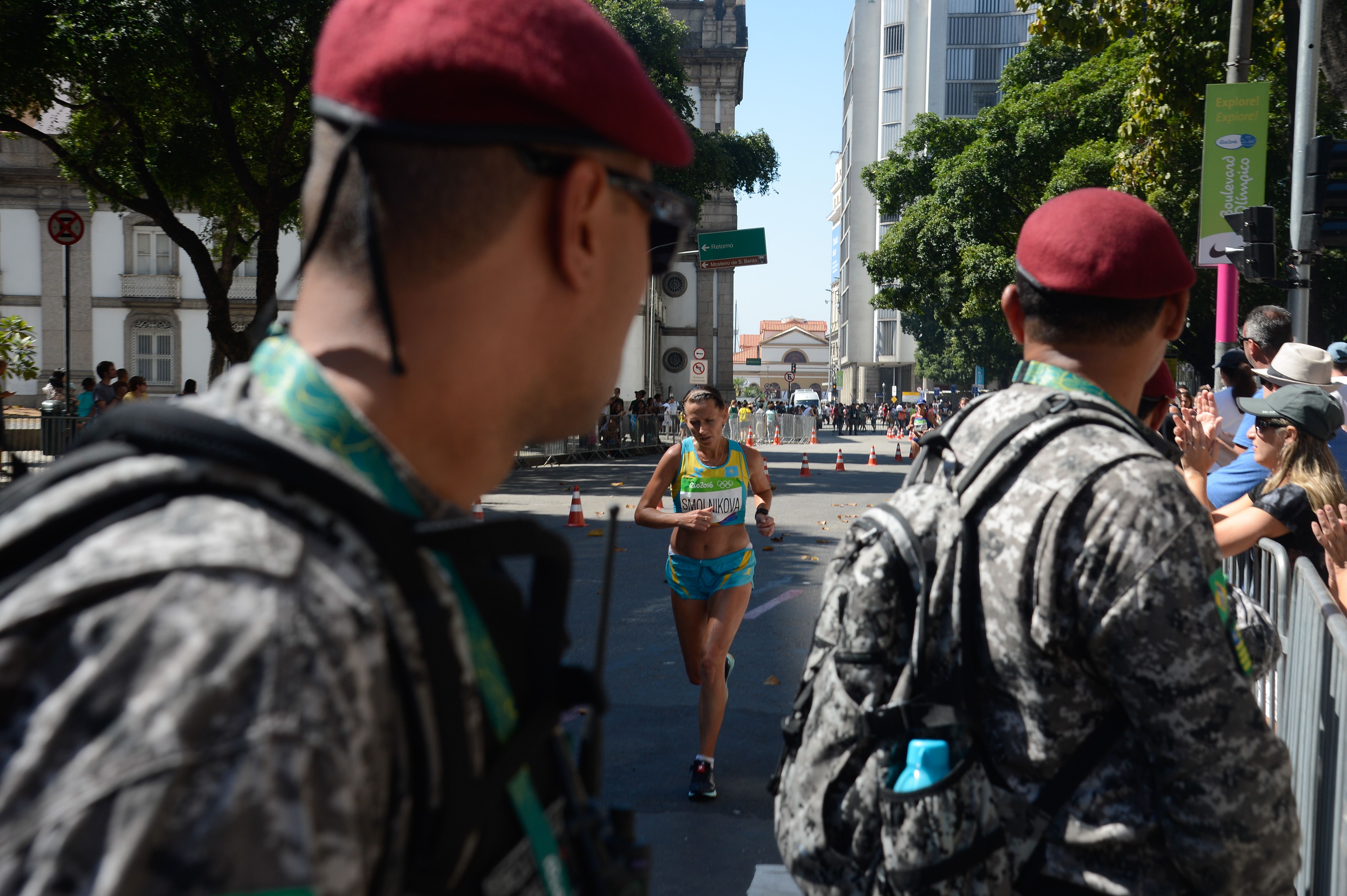 Security guards watch the Women's marathon at the Rio 2016 Summer Olympics. (Tânia Rêgo/Agência Brasil)