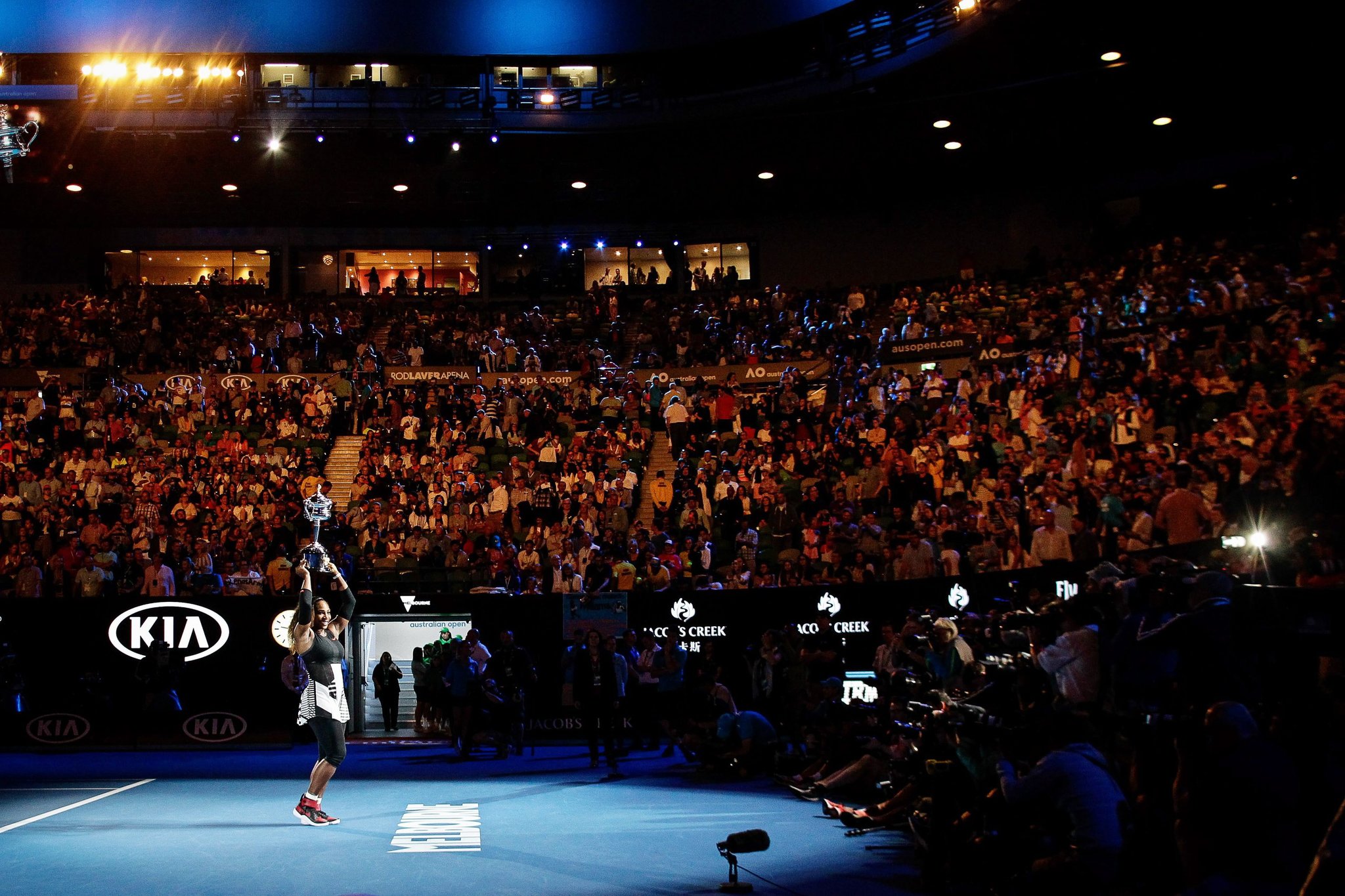 Serena Williams Beats Sister Venus to Claim Seventh Australian Open